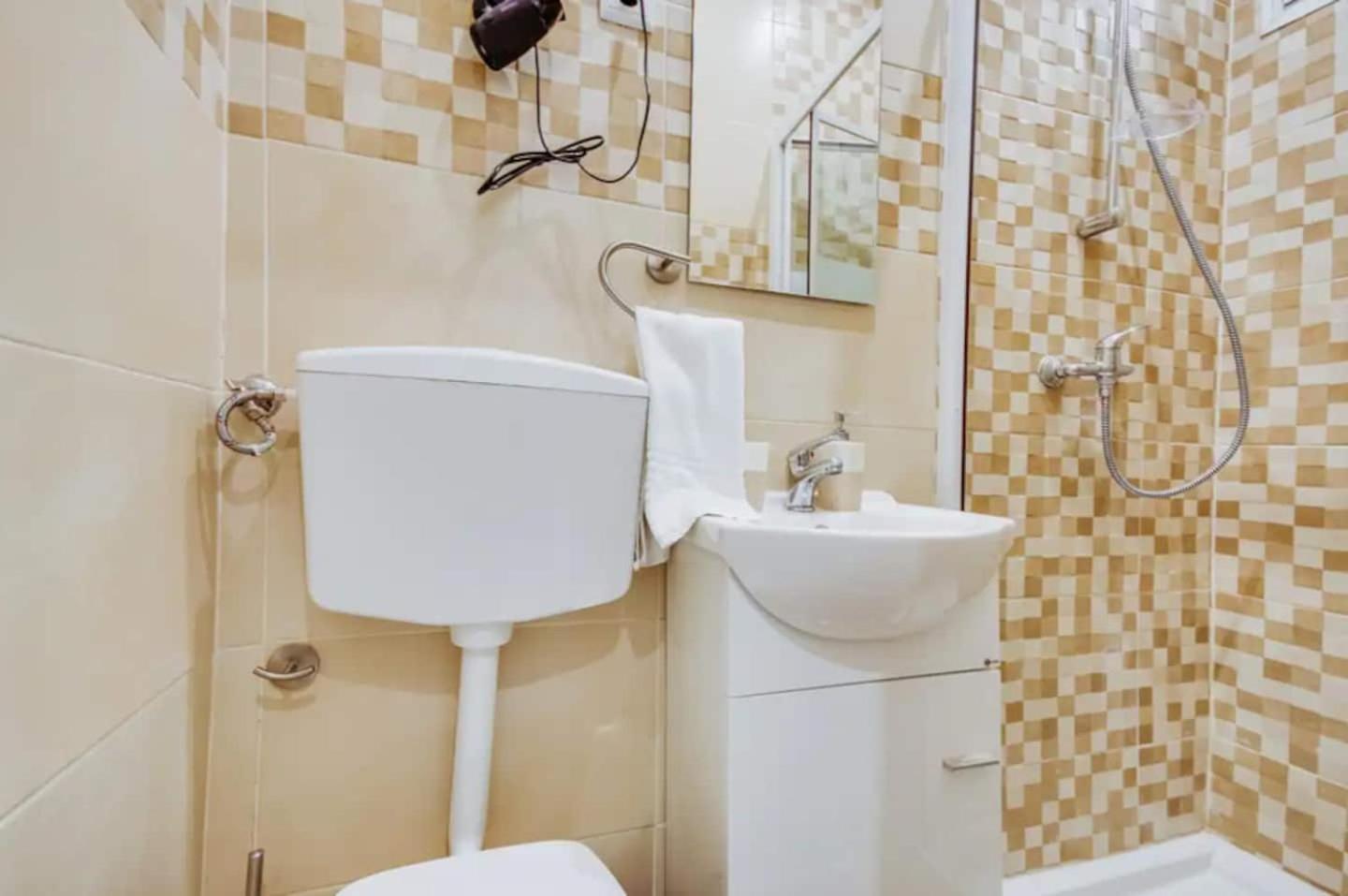3 Bedroom Apartment In Baixa With River View Lisbon Bagian luar foto