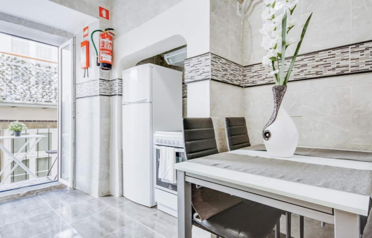 3 Bedroom Apartment In Baixa With River View Lisbon Bagian luar foto