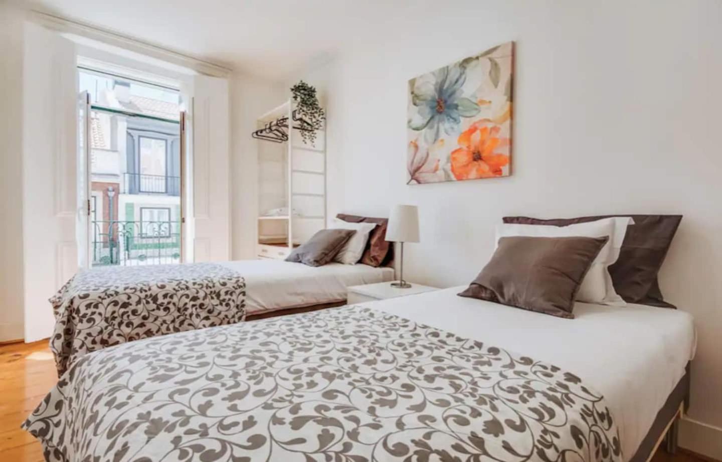 3 Bedroom Apartment In Baixa With River View Lisbon Bagian luar foto