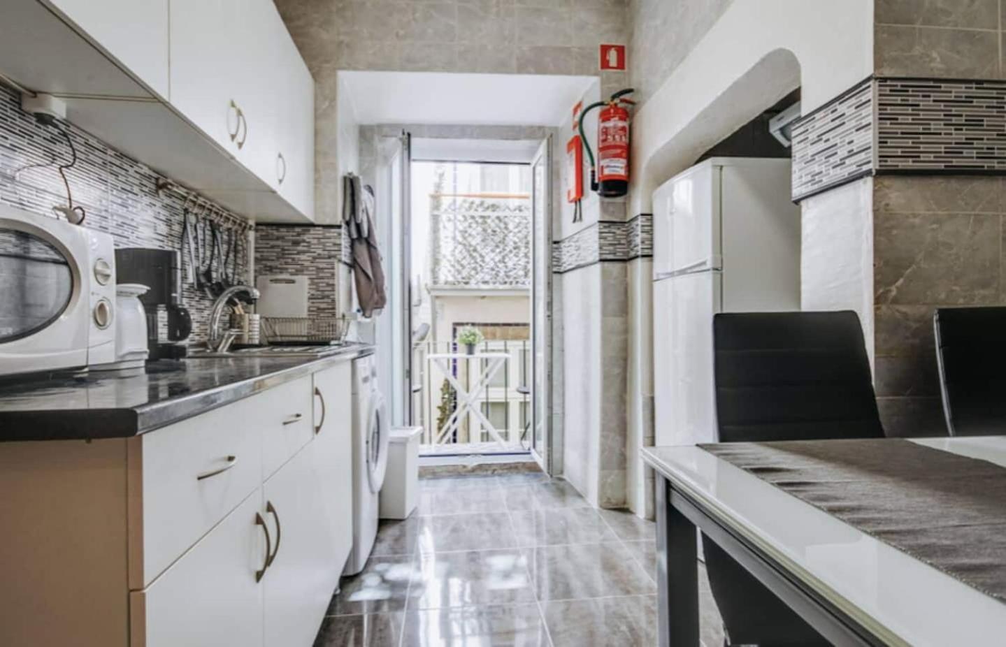 3 Bedroom Apartment In Baixa With River View Lisbon Bagian luar foto